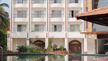 2 outdoor pools