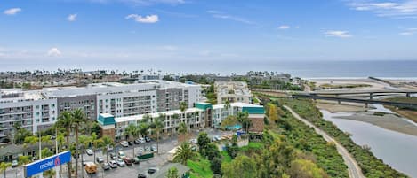 Un motel composé de plusieurs bâtiments, doté d’un parking et offrant une vue sur l’océan.
