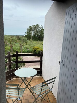 Outdoor dining - Vrbo Property (Saint-Denis-d'Oléron)