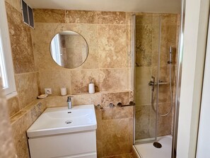 Bathroom - Vrbo Property (Saint-Denis-d'Oléron)