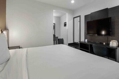 1 Queen Bed | Mini Fridge