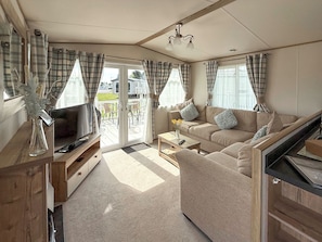 TV - Oak Village 83 - UKC9580 (Mablethorpe)