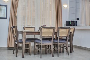Dining - Cozy 2-bedroom Apartment in Diani w/kids playground.7 minutes walk to the beach (Diani Beach)