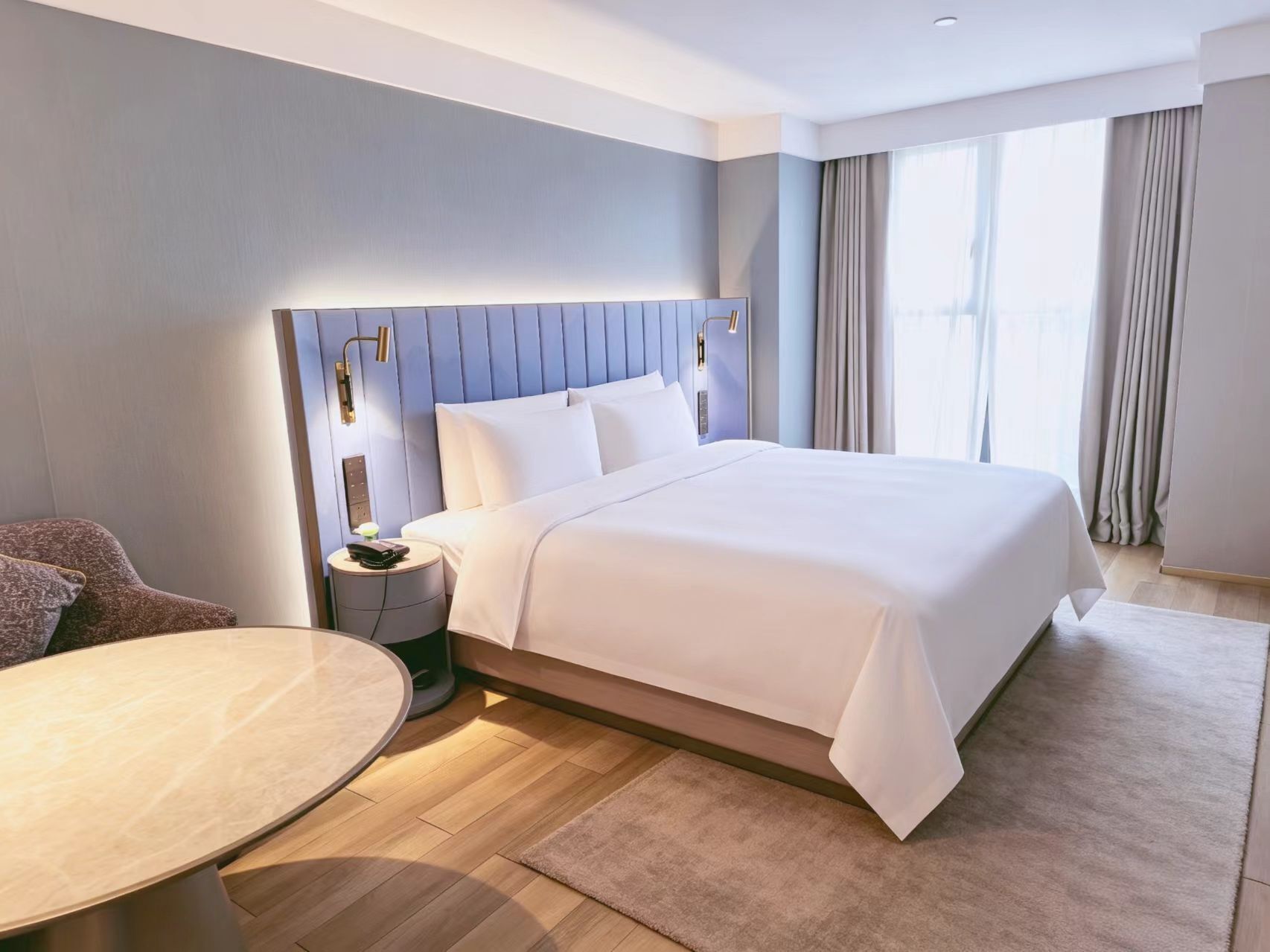Executive Suite, 1 King Bed, Non Smoking | Free minibar, desk, laptop workspace, free WiFi