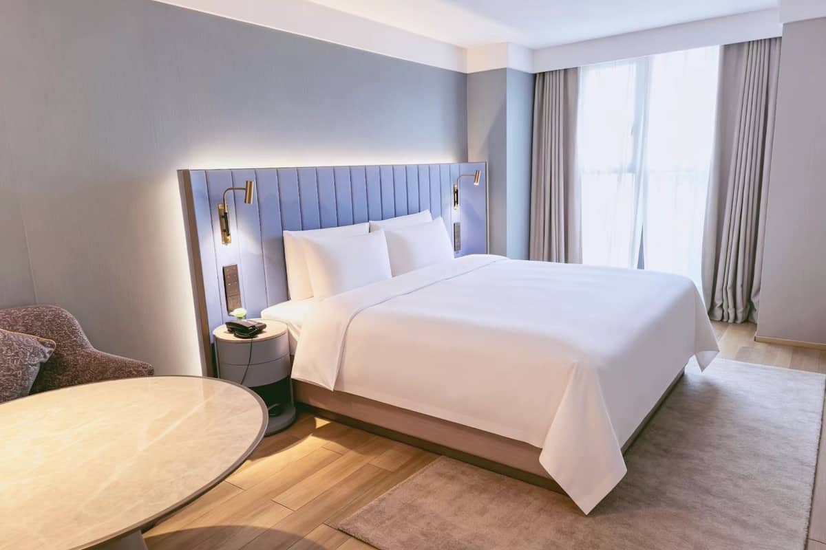 Executive Suite, 1 King Bed, Non Smoking | Free minibar, desk, laptop workspace, free WiFi