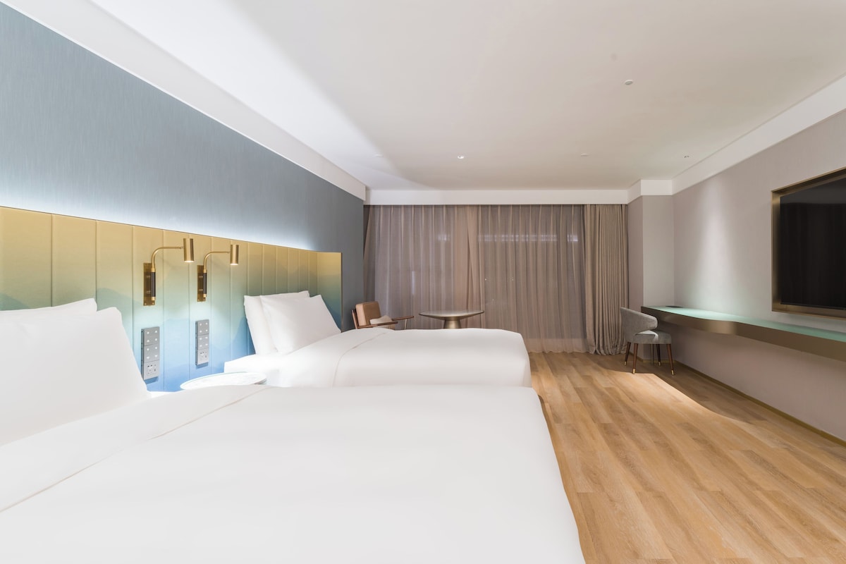 Phòng 2 giường đơn Business | Minibar với thức uống miễn phí, bàn 