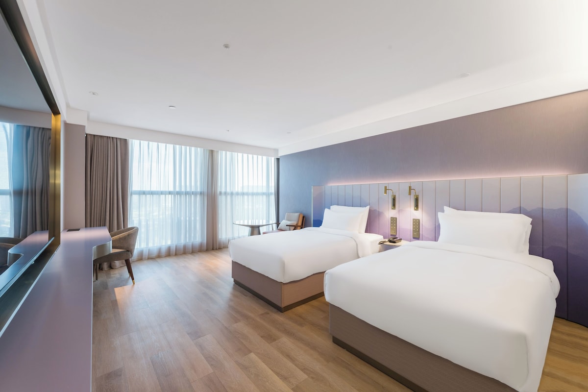 Phòng 2 giường đơn Superior | Minibar với thức uống miễn phí, bàn 