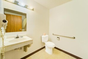 Shower - King Bed|Non-Smoking (Kingdom City, MO)
