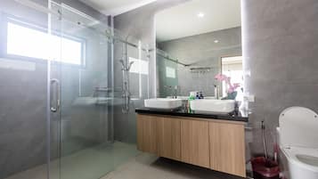 Shower, free toiletries, hair dryer, towels