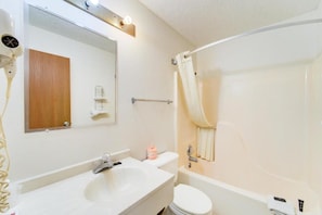 Ein Badezimmer mit Waschbecken, Toilette und Badewanne.