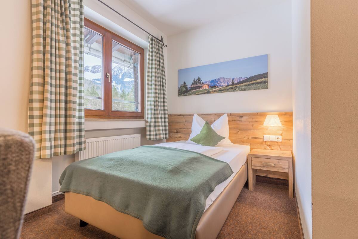 Yhden hengen comfort-huone, tupakointi kielletty, näköala puistoon | Allergiatestatut vuodevaatteet, tallelokero huoneessa, työpöytä