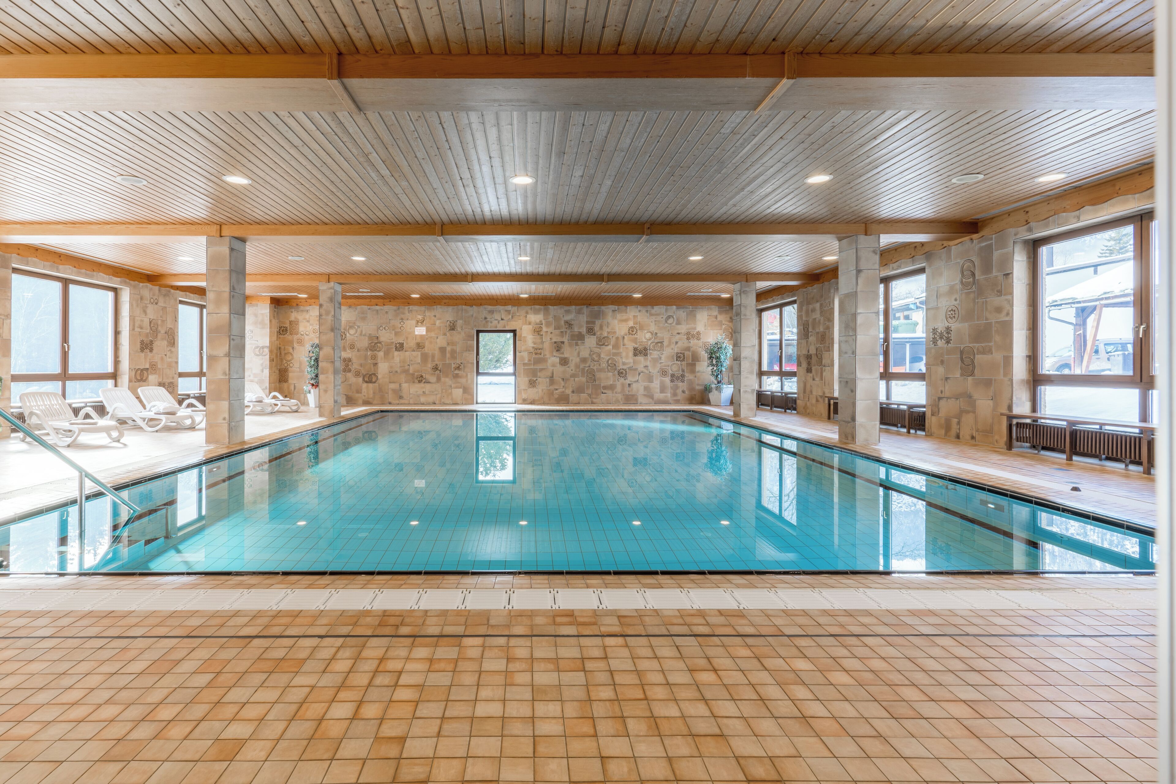 Piscine couverte, piscine extérieure (ouverte en saison)