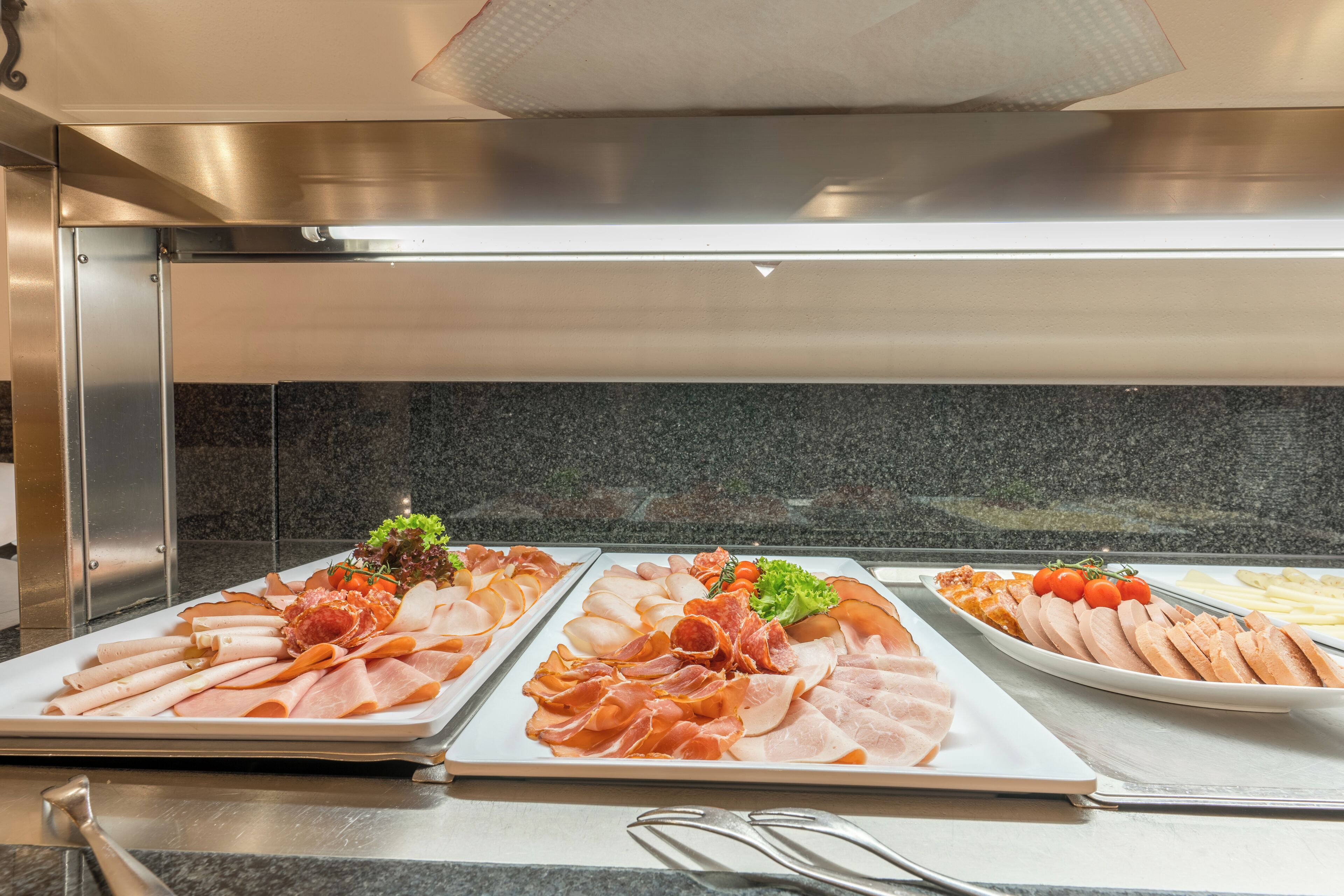 Un buffet proposant une variété de viandes et de légumes.