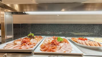 Un buffet proposant une variété de viandes et de légumes.