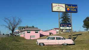 A pink building with a sign for Pink Cadillacs and Budget Inn. - 2 Queen Beds Non-Smoking (Natural Bridge, VA)