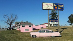 A pink building with a sign for Pink Cadillacs and Budget Inn. - Full Bed|Smoking|Natural Bridge (Natural Bridge, VA)
