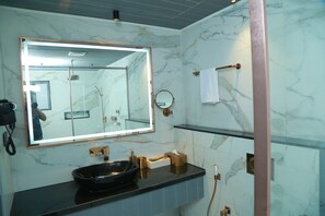 行 政客房, 1 張特大雙人床, 城市景觀 | 浴室 | 免費盥洗用品、毛巾、肥皂、洗髮精