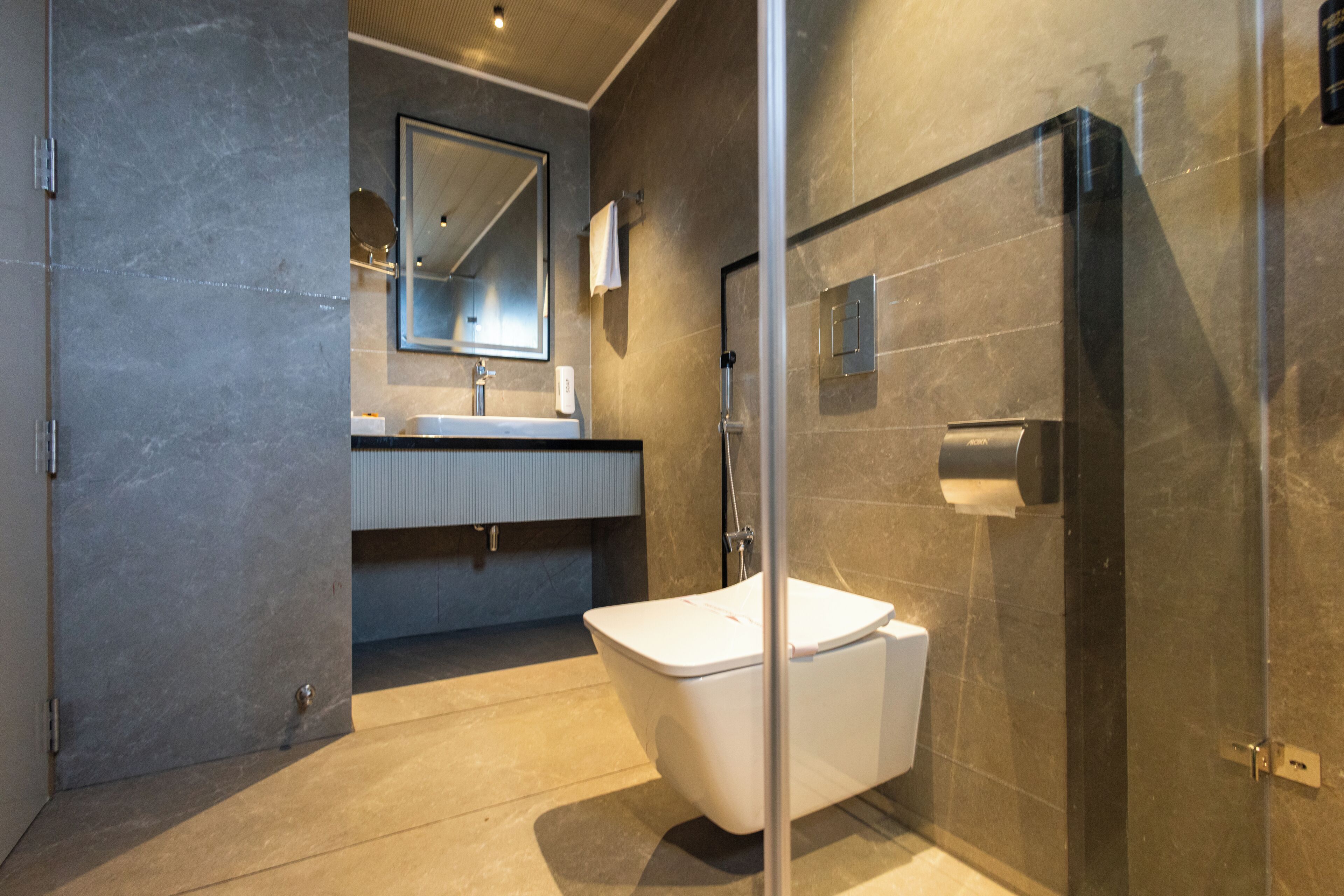 Quarto luxo, 1 cama King, vista para a cidade | Banheiro | Produtos de toalete grátis, toalhas de banho, sabonete, shampoo