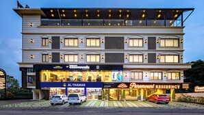 Un edificio de varios pisos con espacio comercial en la planta baja, que alberga un estudio de novias y un salón de belleza.