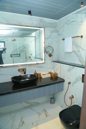 Executive Room, 1 King Bed, City View | Bathroom | Free toiletries, towels, soap, shampoo