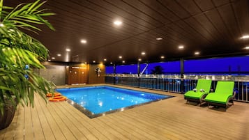 Una piscina al aire libre