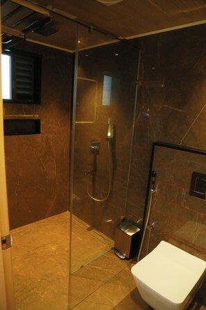Executive Double or Twin Room, City View | Bathroom | Free toiletries, towels, soap, shampoo - Paramount Residency (Nedumbassery)
