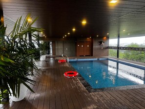 Una piscina al aire libre