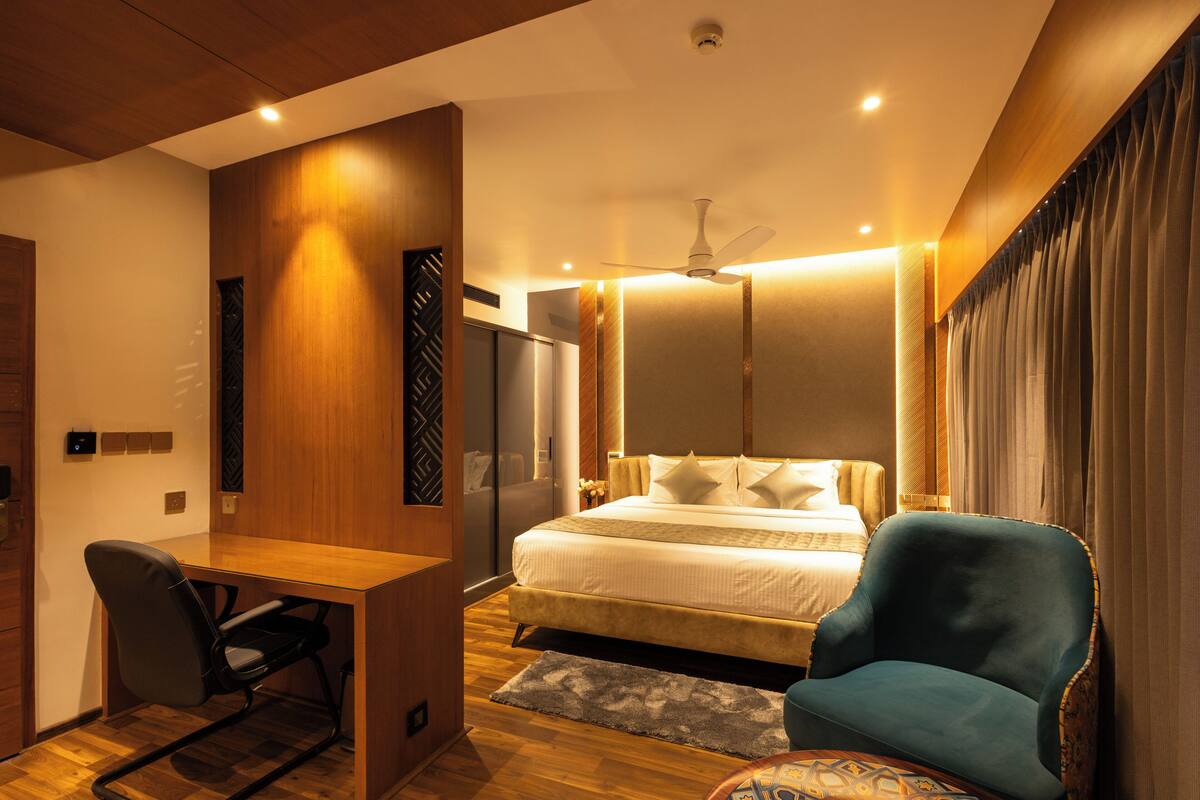 Executive Room, 1 King Bed, City View | Desk, laptop workspace, soundproofing, iron/ironing board (on request)