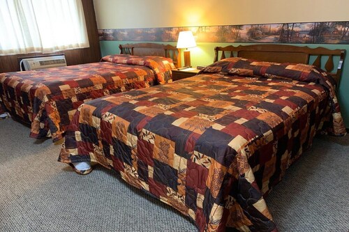 2 Full Beds with 1 Twin Bed & Rollaway