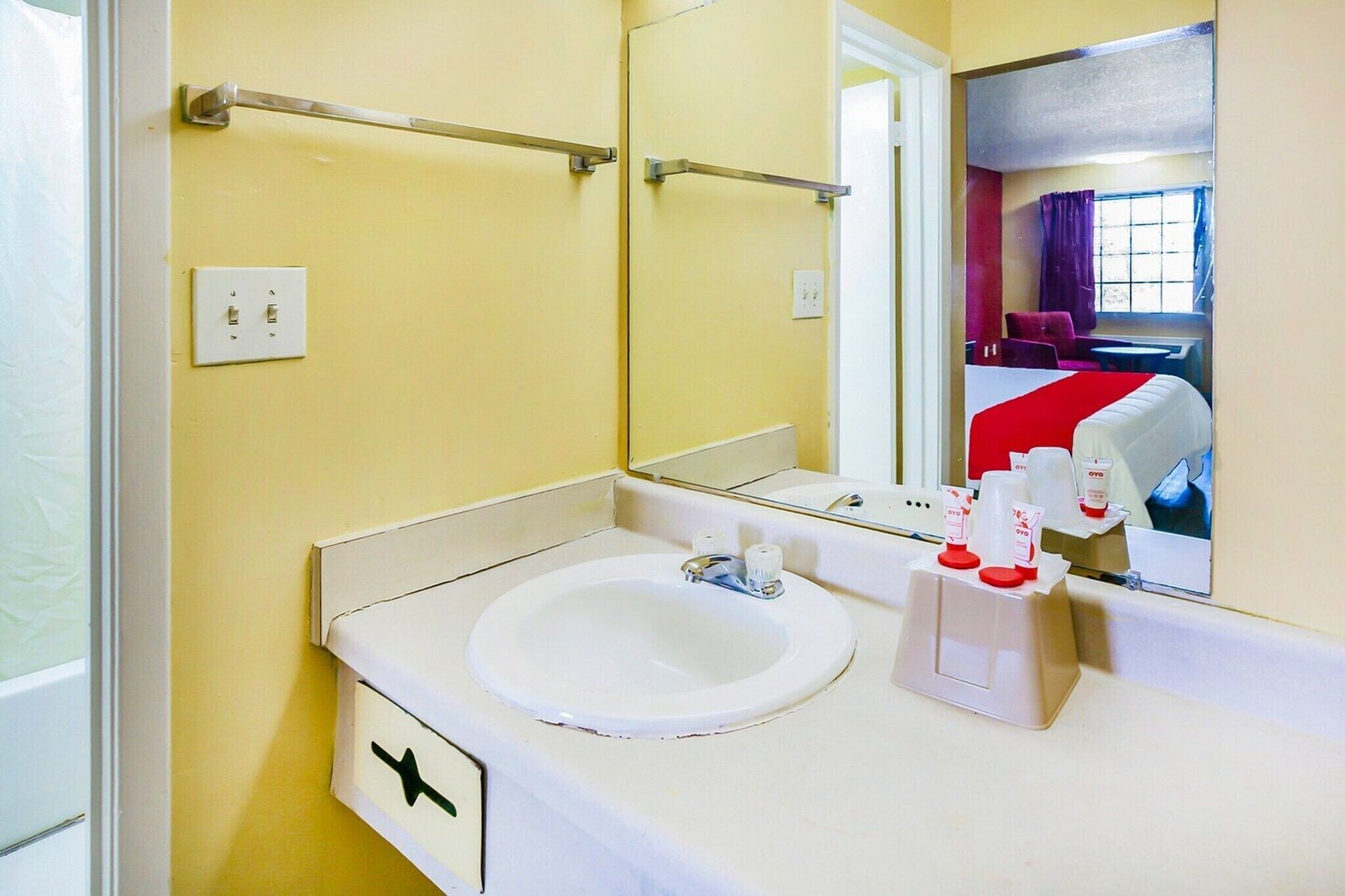 Un bany amb un lavabo, mirall i articles de tocador.