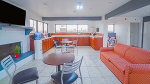 Una cocina moderna con chimenea, comedor y sofá.