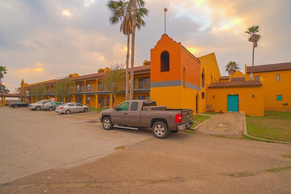 Exterior - Kingsville|2 Queen Bed (Kingsville)