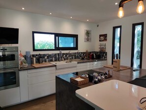 Fridge, microwave, oven, stovetop - Contemporary home with a pool, in a quiet location. The village of Mouans Sartoux is 5 minutes away. (Mouans-Sartoux)