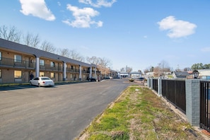 A row of motel buildings with a parking lot in front. - 2 Full Beds | Non Smoking (Columbia)