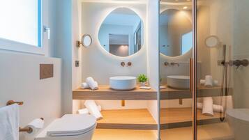 Suite Deluxe | Baño | Regadera, secadora de cabello, toallas, jabón