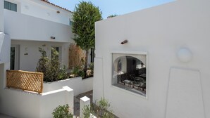 A modern building with a balcony, a window with a view, and a small garden area. - Il Borgo Marina Homesuites Poltu Quatu (Arzachena)