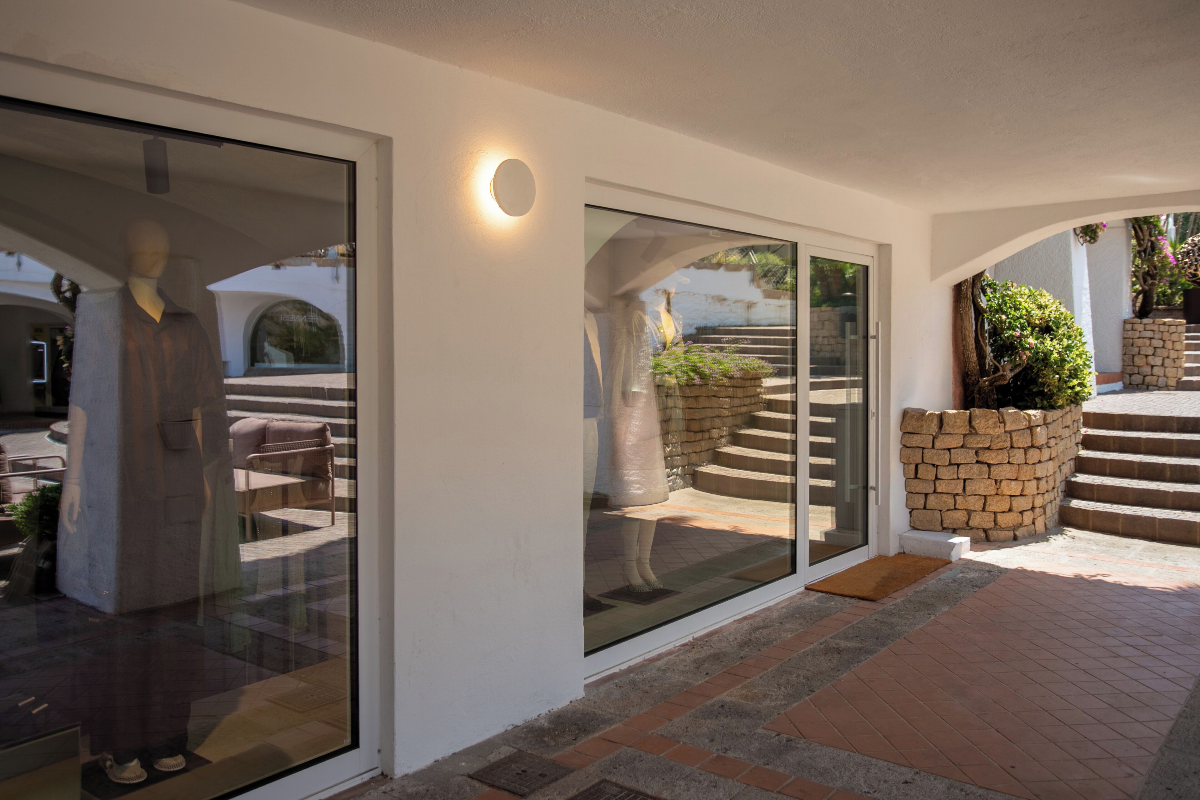 Una casa moderna con una porta vetrata che si apre su un patio.