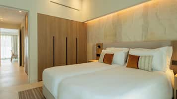 Une chambre d’hôtel moderne avec un grand lit, une armoire en bois et un mur décoratif.