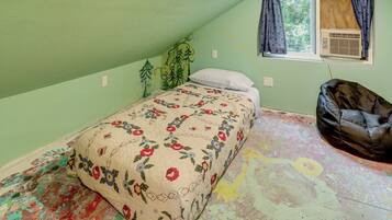 3 bedrooms, desk, internet, bed sheets