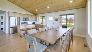 Una cocina moderna con armarios de madera, electrodomésticos de acero inoxidable y un comedor amplio.