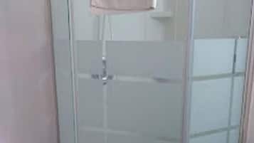 Douche, serviettes fournies