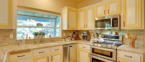 Fridge, microwave, stovetop, dishwasher