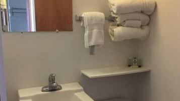 Een douche, handdoeken