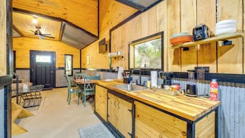 Coffee/tea maker, fridge, microwave, stovetop