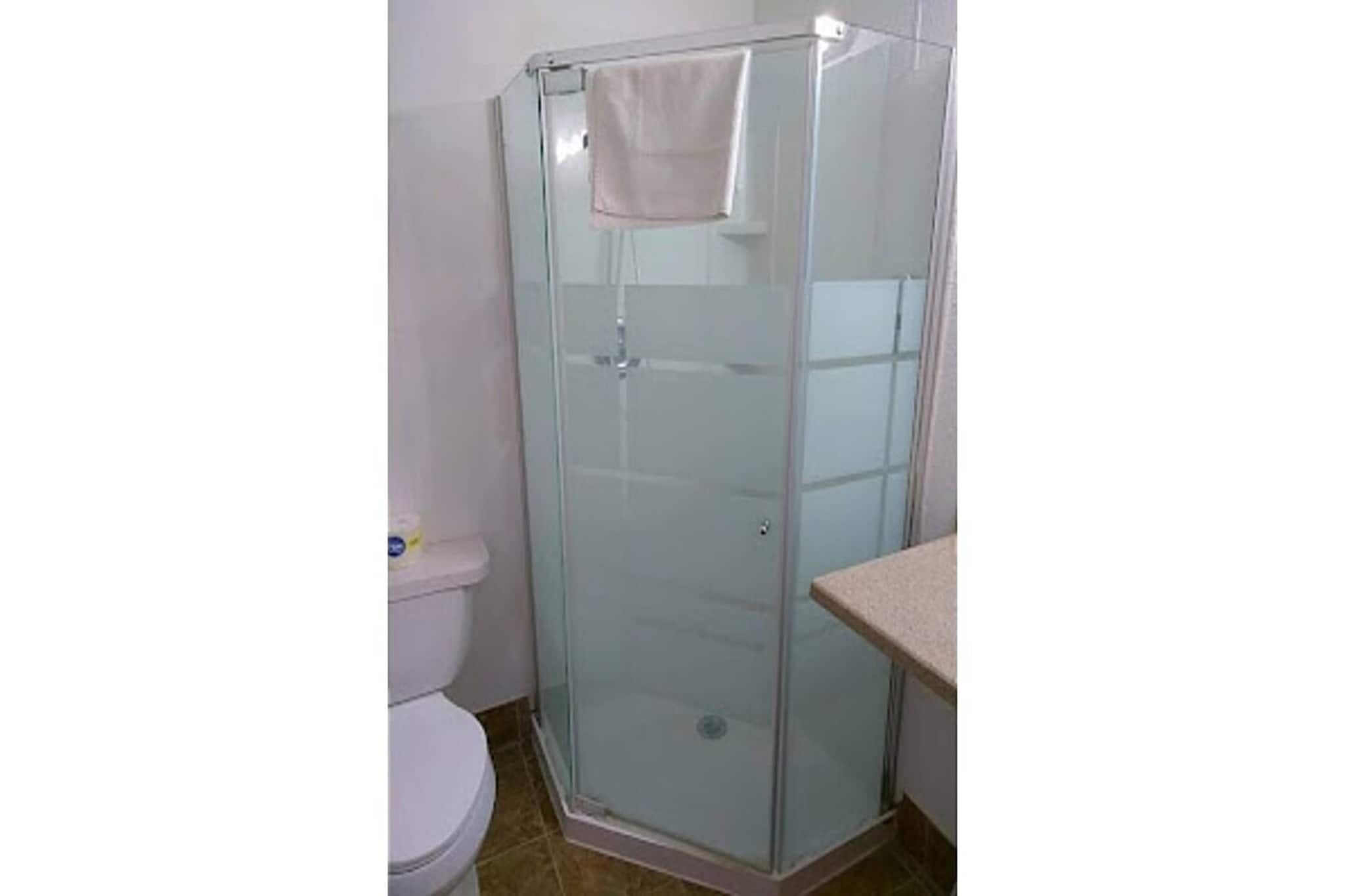 Chuveiro, toalhas de banho