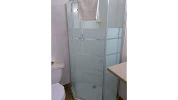 Chuveiro, toalhas de banho