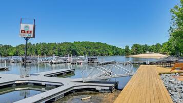 Un port de plaisance avec des bateaux amarrés, une promenade en bois et un panneau indiquant la ligne BSR.