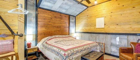 Desk, travel crib, internet, bed sheets