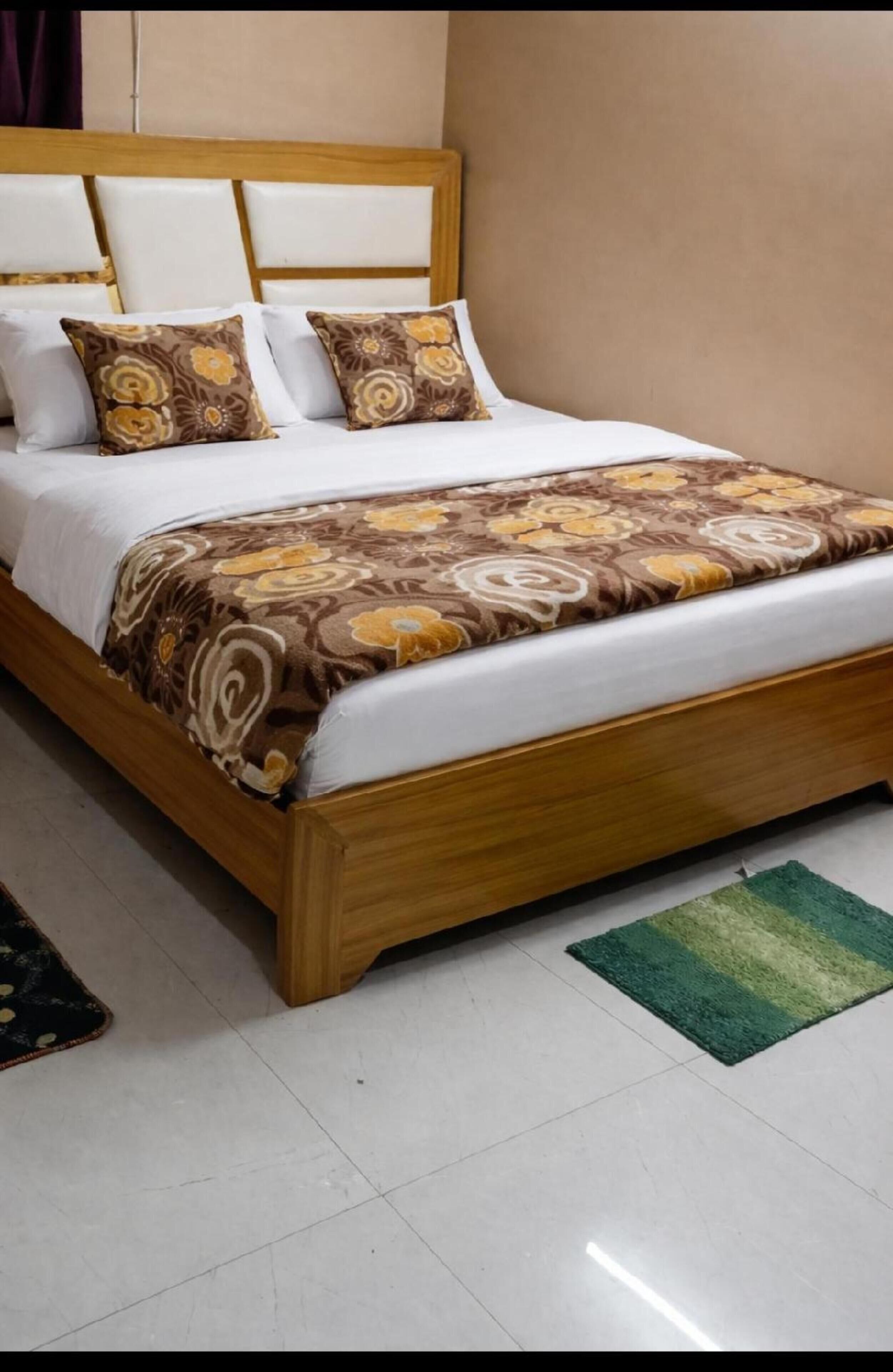 Deluxe Room | Rollaway beds, bed sheets