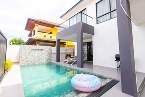 A modern house with a swimming pool, a sun lounger, and a grill area. - Facai Star Villa A22 (Banglamung)